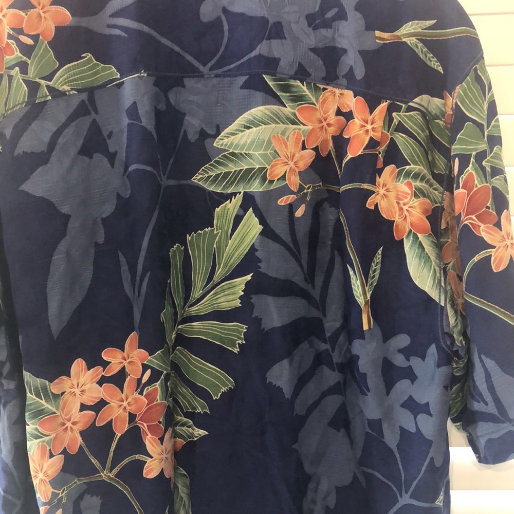 Tommy Bahama mens XL 100% silk shirt like new condition floral print